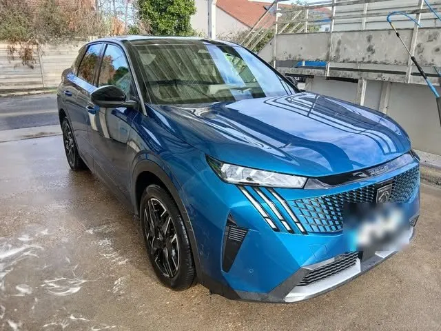 SUV bleu après lavage